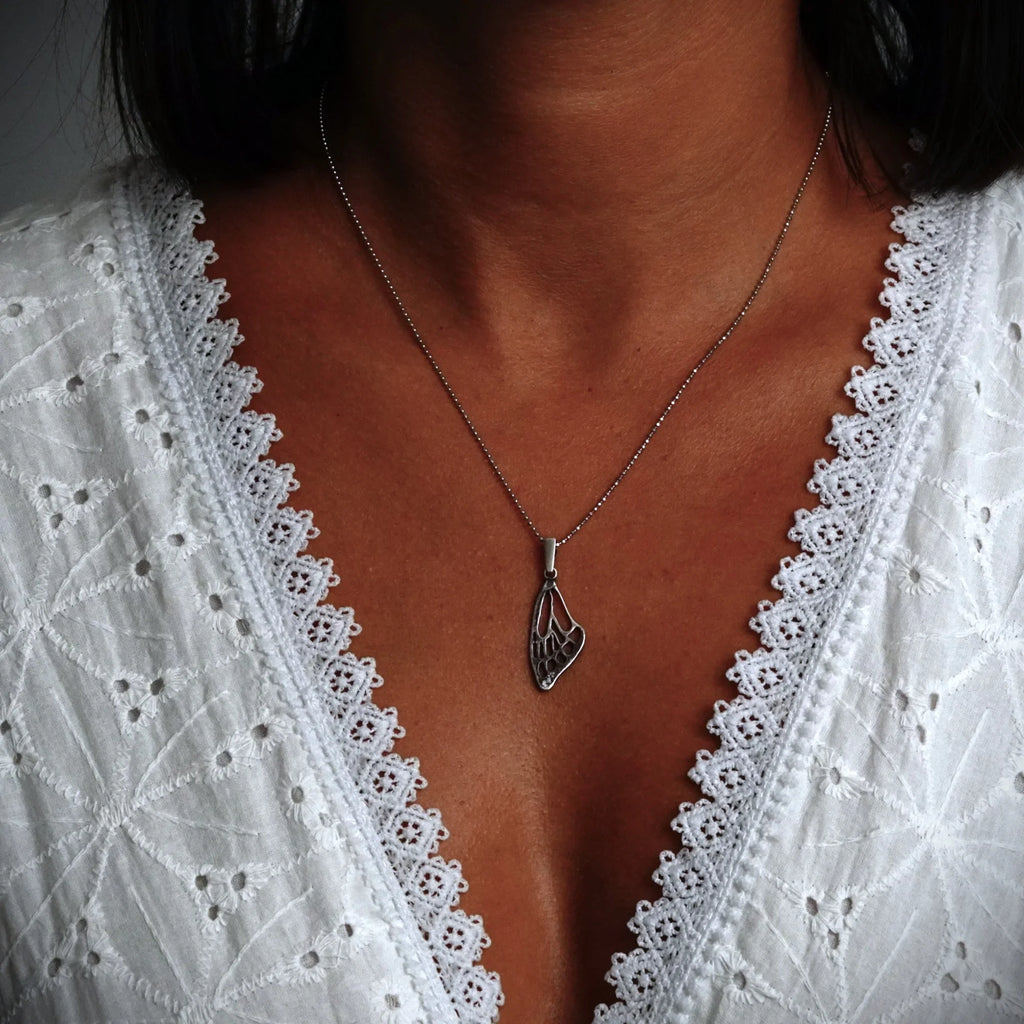 Pandantiv Aripă de fluture din argint 925 – talisman realizat manual pentru libertate și transformare, bijuterie sculpturală în stil boho și rustic | Art Diva