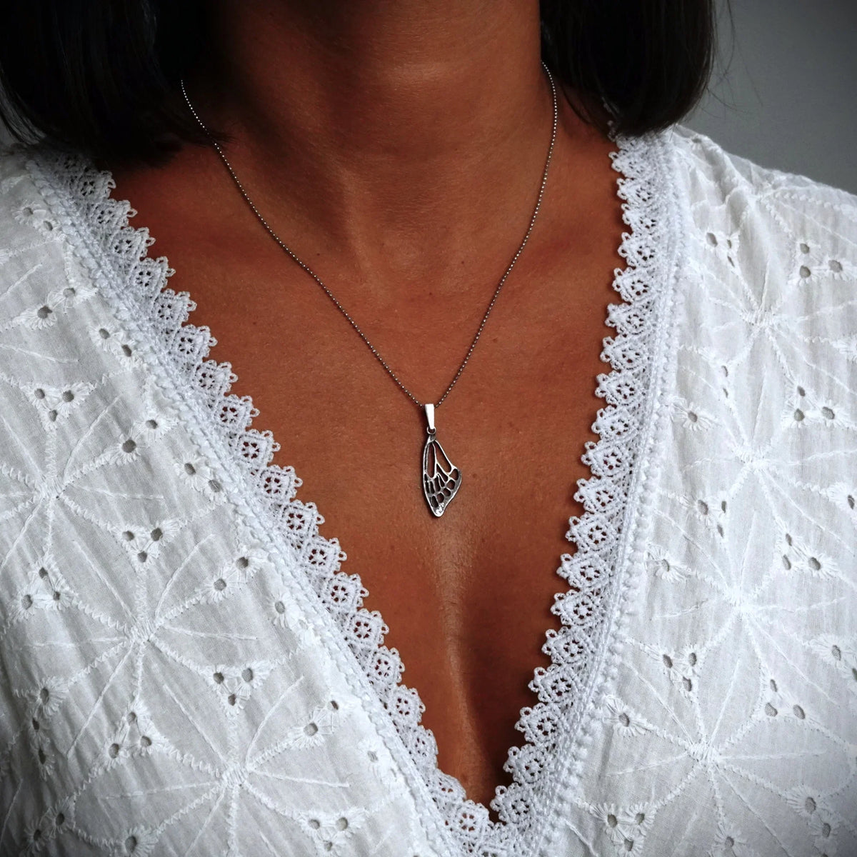 Pandantiv Aripă de fluture din argint 925 – talisman realizat manual pentru libertate și transformare, bijuterie sculpturală în stil boho și rustic | Art Diva