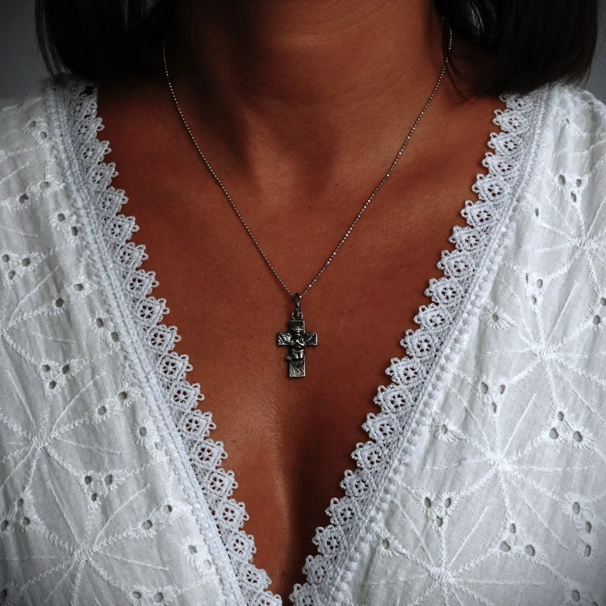 Pandantiv „Rugăciunea Îngerului” din argint 925 – talisman realizat manual pentru credință și protecție spirituală, bijuterie sculpturală boho și rustică | Art Diva