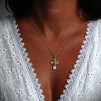 Pandantiv „Rugăciunea Îngerului” din argint 925 cu accente aurii – talisman al credinței și al protecției spirituale, bijuterie sculpturală în stil boho | Art Diva