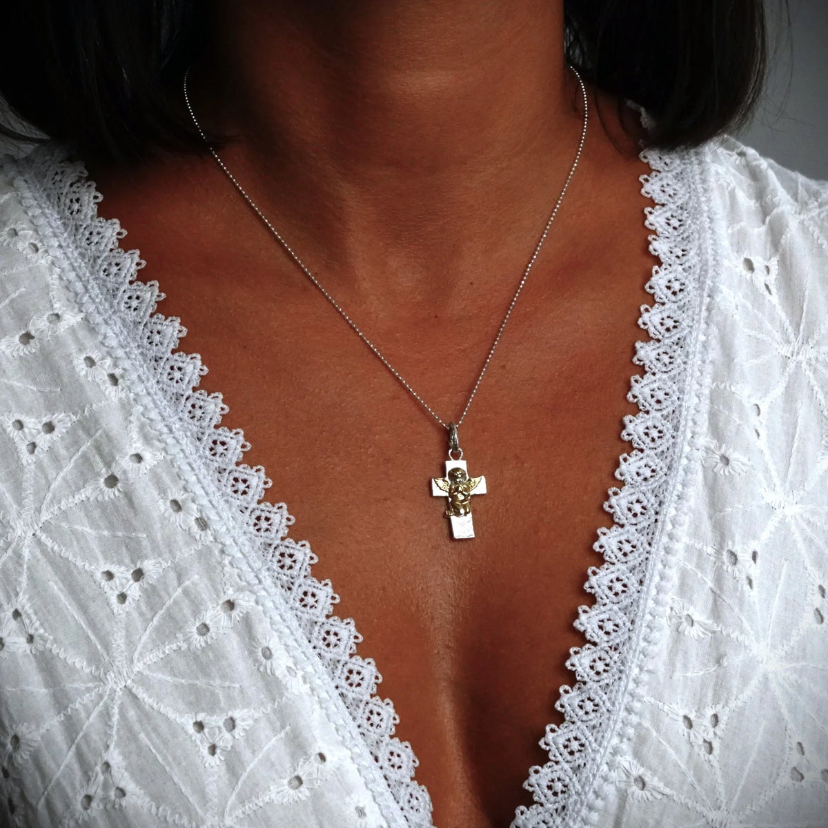 Pandantiv „Rugăciunea Îngerului” din argint 925 cu accente aurii – talisman al credinței și al protecției spirituale, bijuterie sculpturală în stil boho | Art Diva