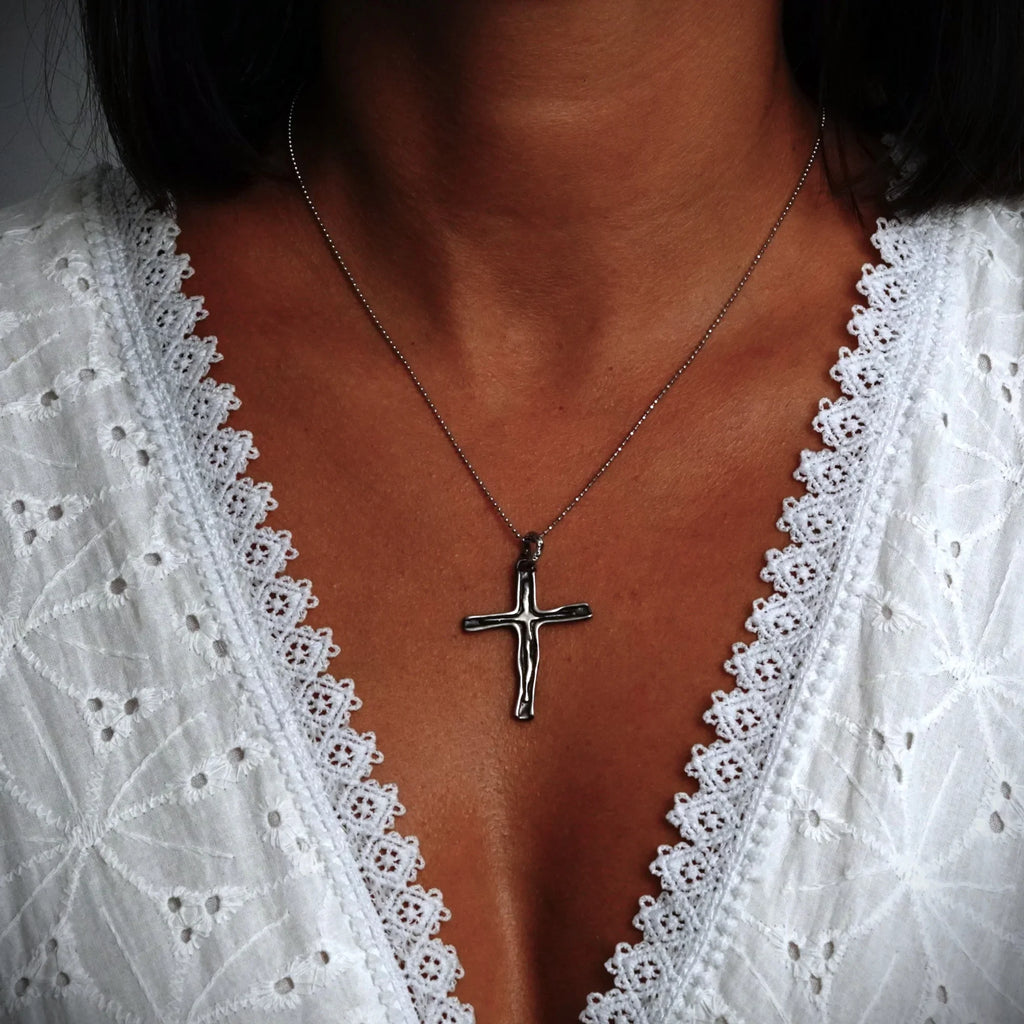 Pandantiv cruce pentru femei din argint 925 – realizat manual, cu suprafață oxidată în stil boho rustic | Art Diva