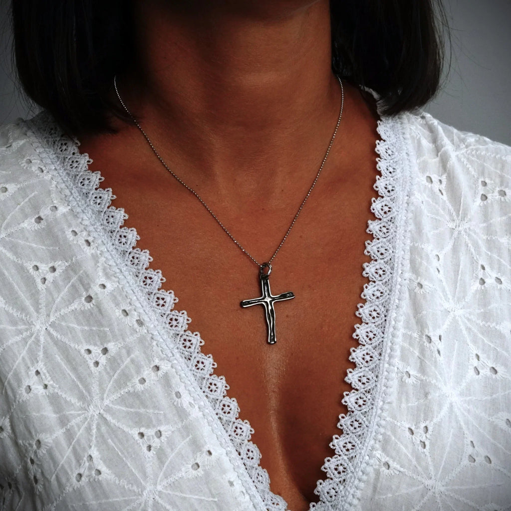 Pandantiv cruce pentru femei din argint 925 – realizat manual, cu suprafață oxidată în stil boho rustic | Art Diva
