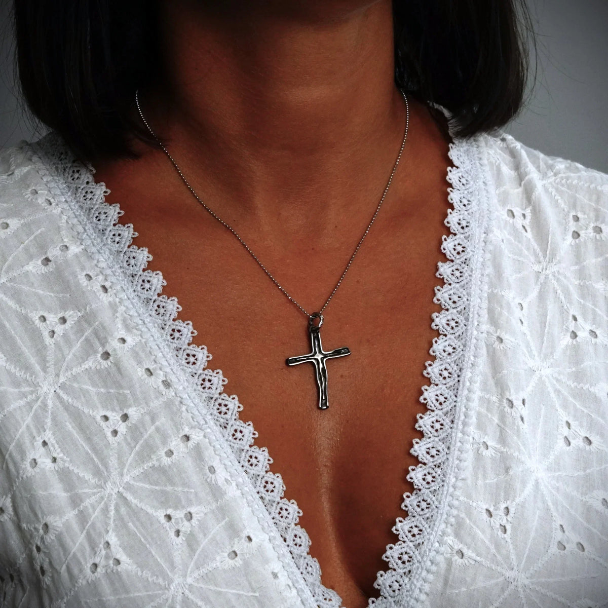 Pandantiv cruce pentru femei din argint 925 – realizat manual, cu suprafață oxidată în stil boho rustic | Art Diva