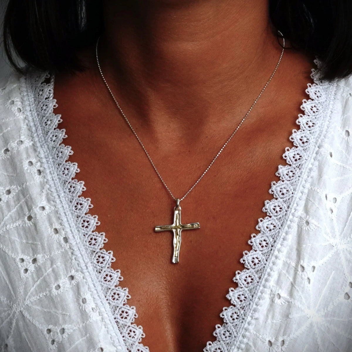 Pandantiv „Cruce cu Linie de Foc” din argint 925 – simbol al credinței și al forței, bijuterie sculpturală în stil boho și rustic | Art Diva