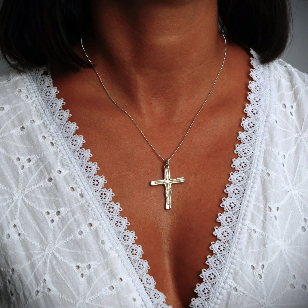 Pandantiv „Cruce cu Linie de Foc” din argint 925 – simbol al credinței și al forței, bijuterie sculpturală în stil boho și rustic | Art Diva