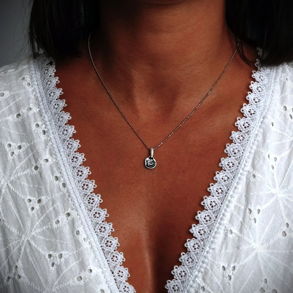 Pandantiv „Inimă cu LOVE” din argint 925 – talisman față-verso pentru iubire și apropiere emoțională, în stil boho și rustic | Art Diva