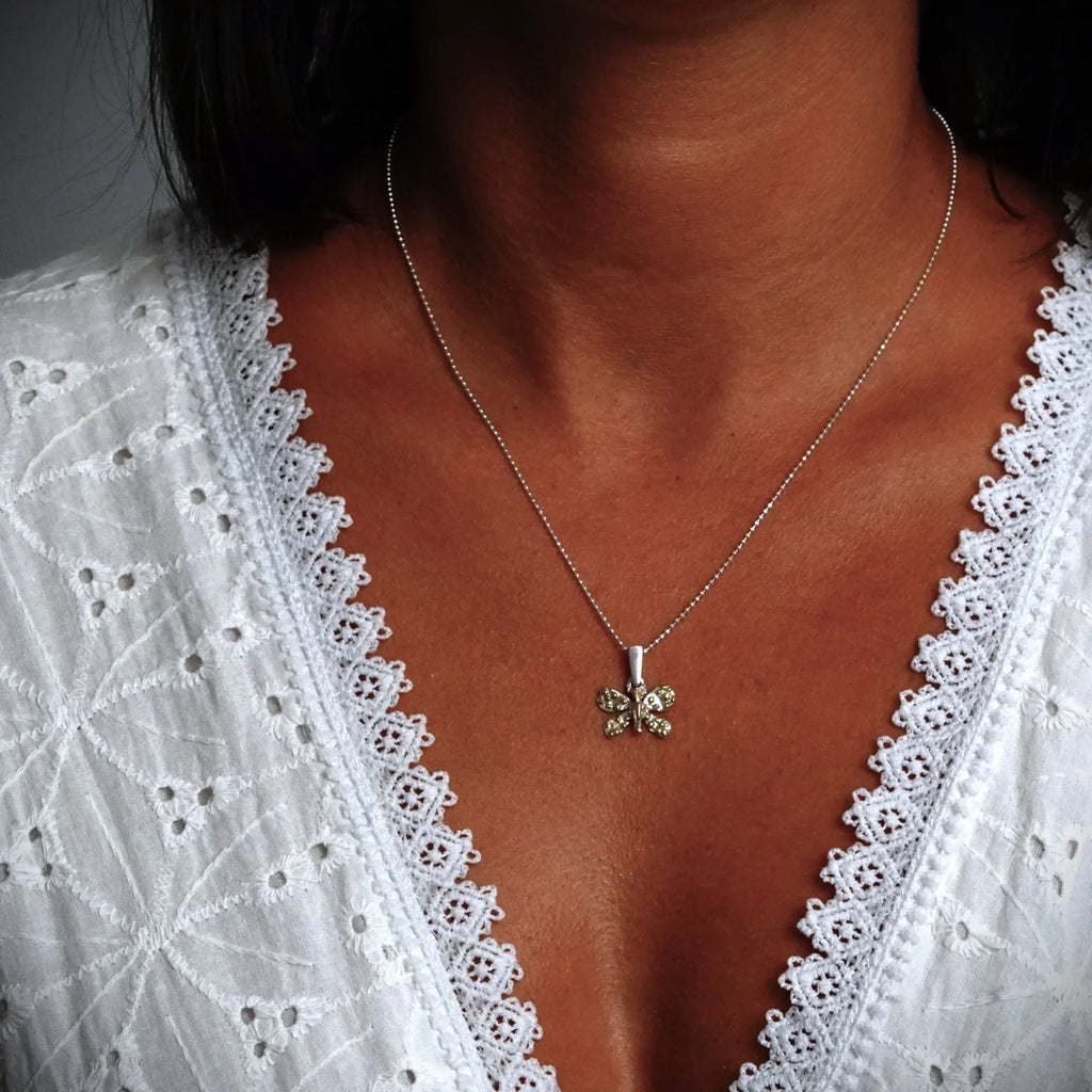 Pandantiv „Fluturaș” din argint 925 cu accente aurii – talisman pentru schimbare și lejeritate, realizat manual în stil boho și rustic | Art Diva