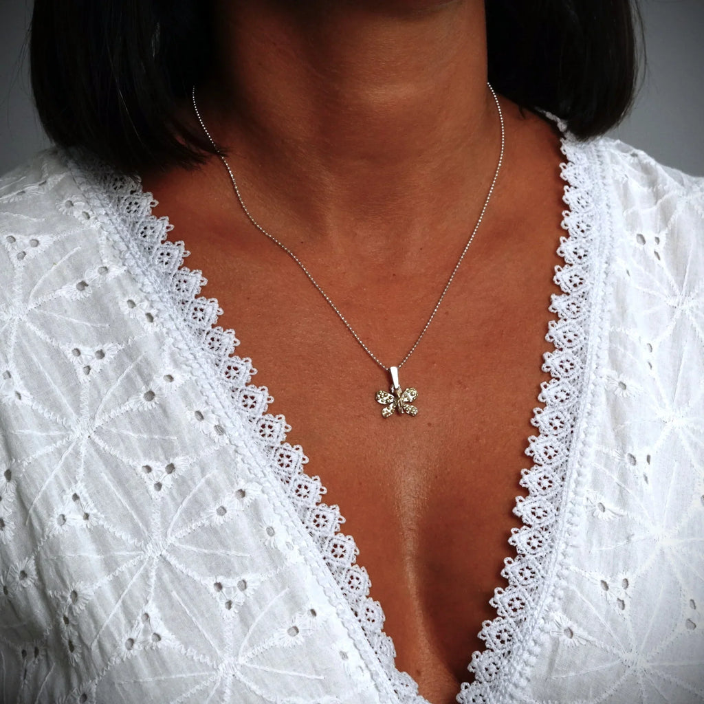 Pandantiv „Fluturaș” din argint 925 cu accente aurii – talisman pentru schimbare și lejeritate, realizat manual în stil boho și rustic | Art Diva