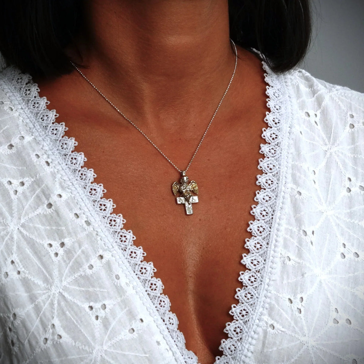 Pandantiv „Înger pe Cruce” pentru femei din argint 925 – talisman handmade pentru protecție și lumină, bijuterie sculpturală în stil boho și rustic | Art Diva