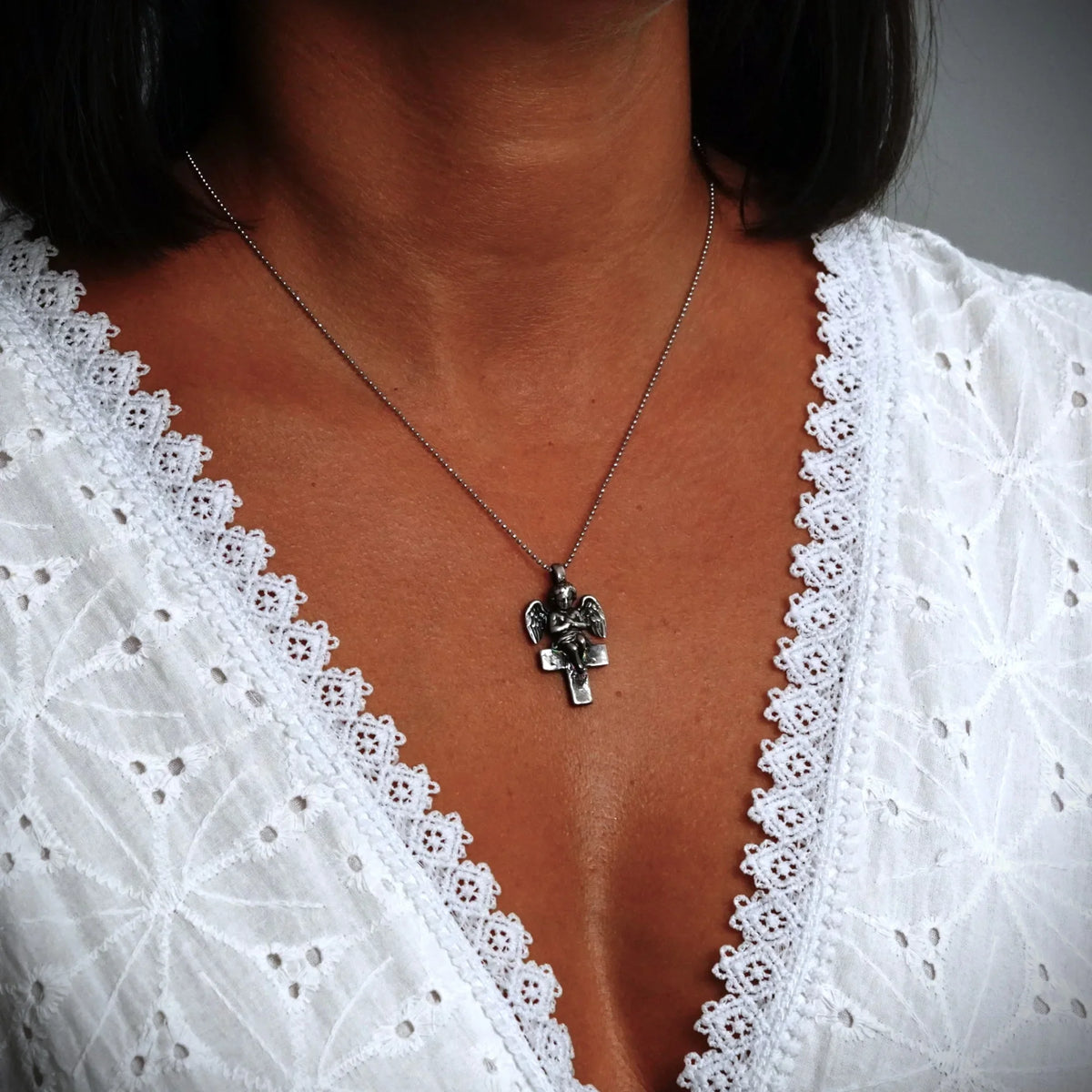 Pandantiv „Înger pe Cruce” din argint 925 – talisman handmade pentru protecție și lumină, bijuterie sculpturală în stil boho și rustic | Art Diva
