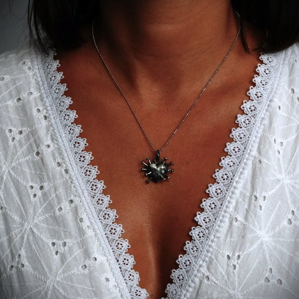 Pandantiv „Inimă cu cuie” din argint 925 – simbol al durerii, forței și iubirii trăite, bijuterie sculpturală în stil boho și rustic | Art Diva