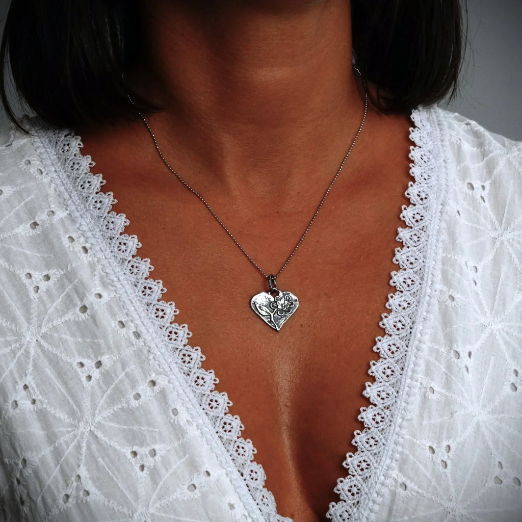 Pandantiv Inimă cu Floare din argint 925 – talisman al iubirii realizat manual, bijuterie sculpturală în stil boho, cadou ideal pentru mamă, fiică sau prietenă | Art Diva