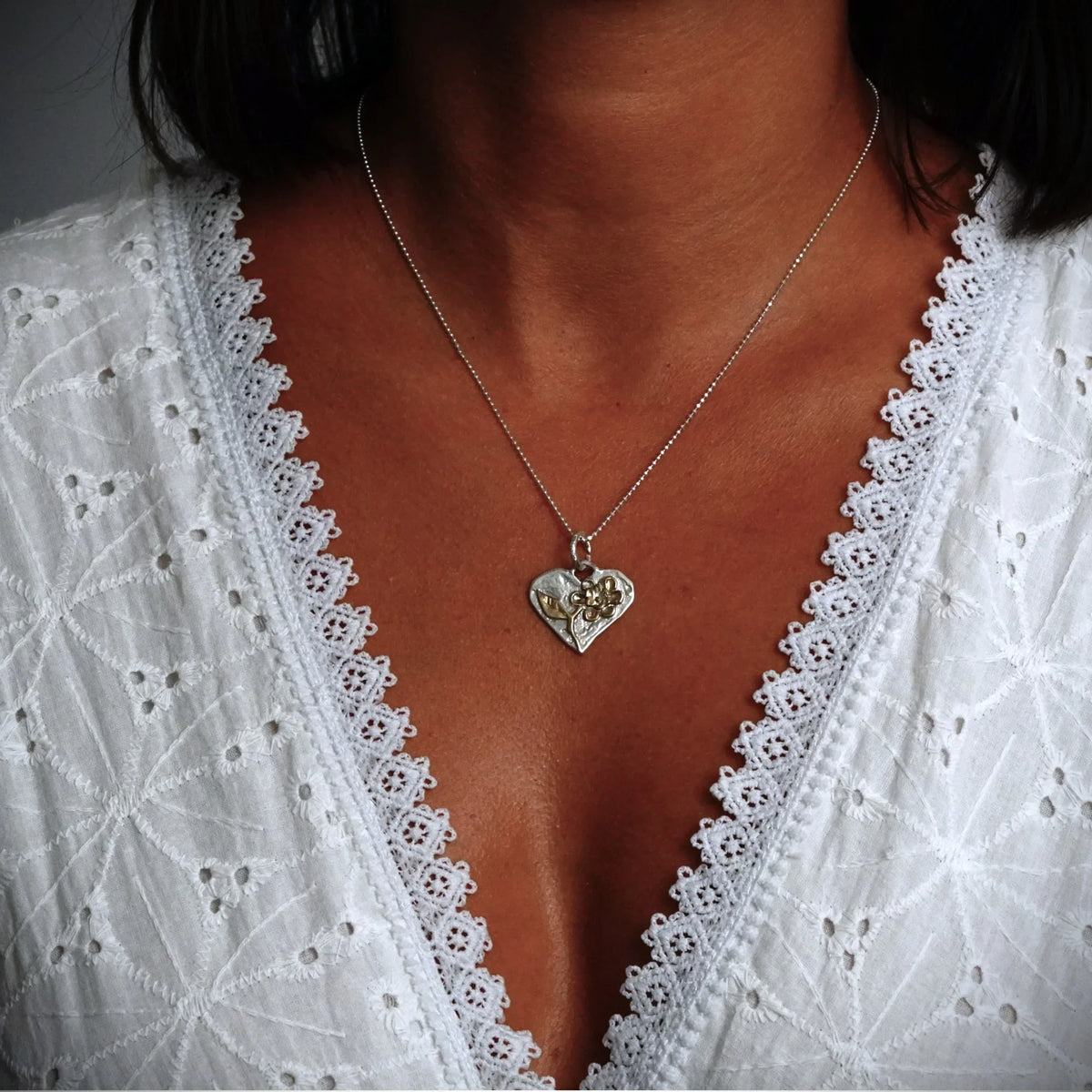 Talisman pentru iubire și căldură sufletească – pandantiv Inimă cu floare, realizat manual din argint 925 cu accente de culoarea aurului, în stil boho și rustic | Art Diva