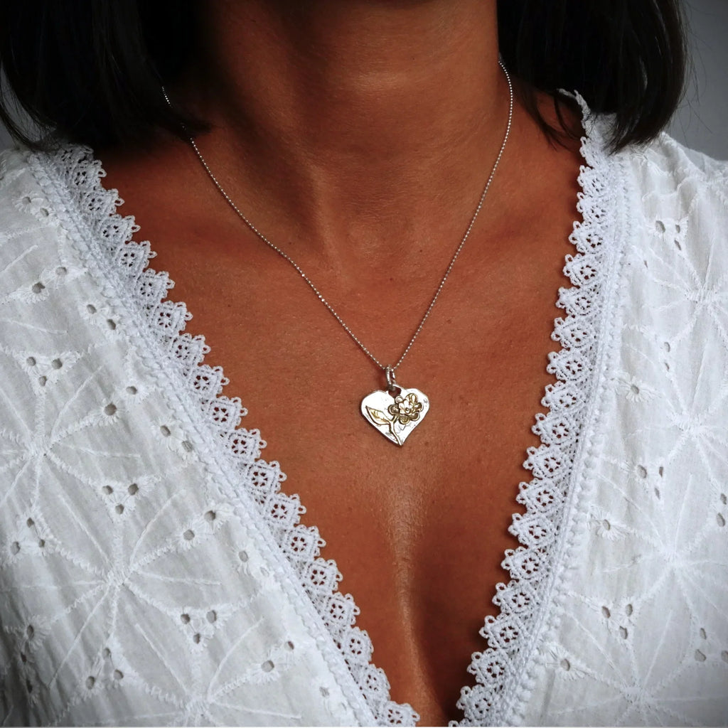 Talisman pentru iubire și căldură sufletească – pandantiv Inimă cu floare, realizat manual din argint 925 cu accente de culoarea aurului, în stil boho și rustic | Art Diva