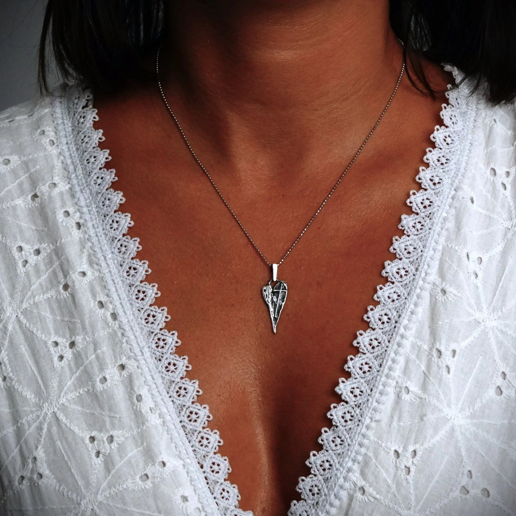 Pandantiv „Inimă alungită cu cruce” din argint 925 – talisman boho pentru credința în iubire, bijuterie sculpturală și cadou pentru mamă, fiică sau prietenă | Art Diva