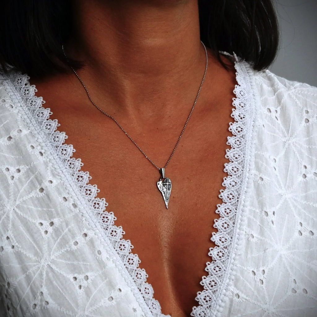 Pandantiv „Inimă alungită cu cruce” din argint 925 – talisman boho pentru credința în iubire, bijuterie sculpturală și cadou pentru mamă, fiică sau prietenă | Art Diva