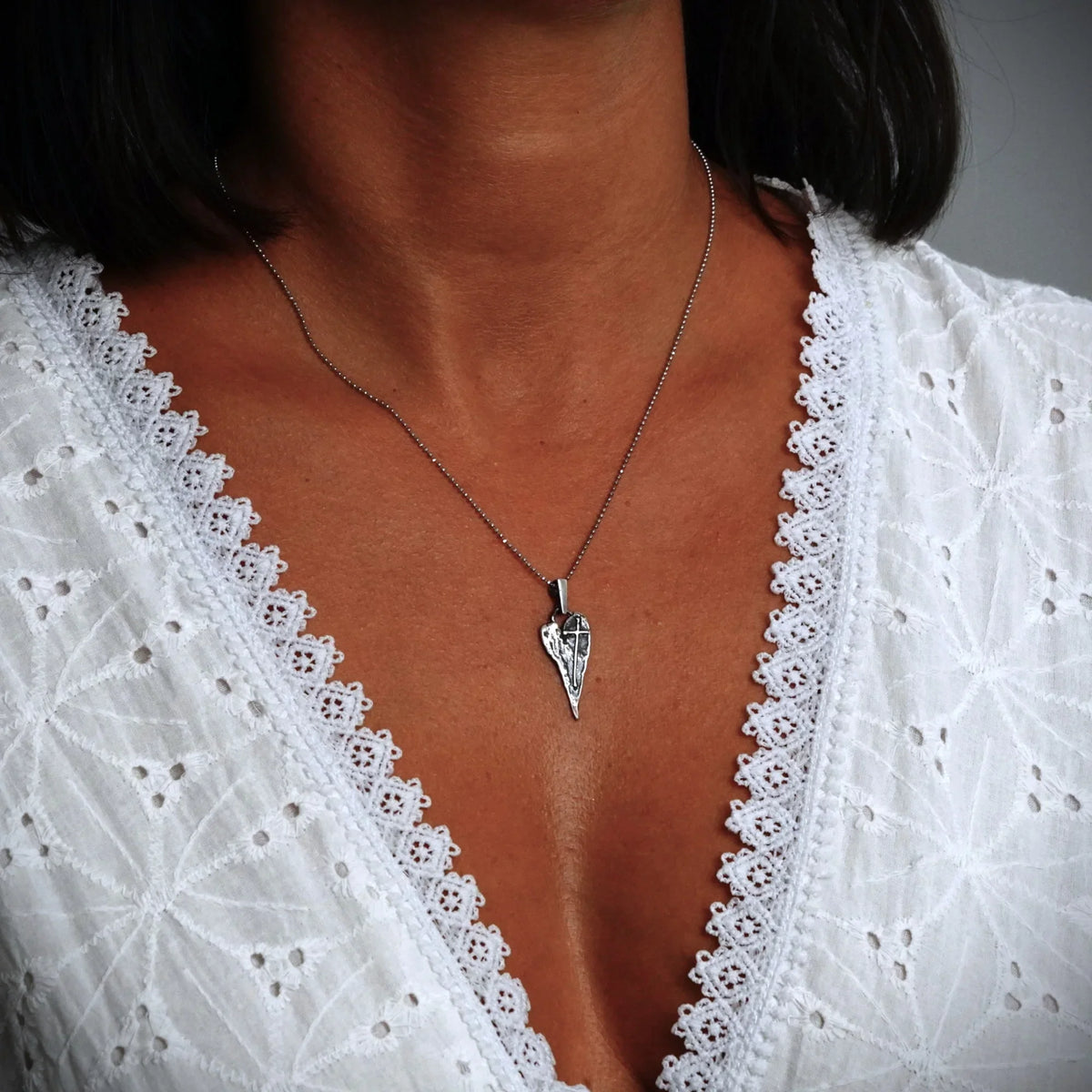Pandantiv „Inimă alungită cu cruce” din argint 925 – talisman boho pentru credința în iubire, bijuterie sculpturală și cadou pentru mamă, fiică sau prietenă | Art Diva