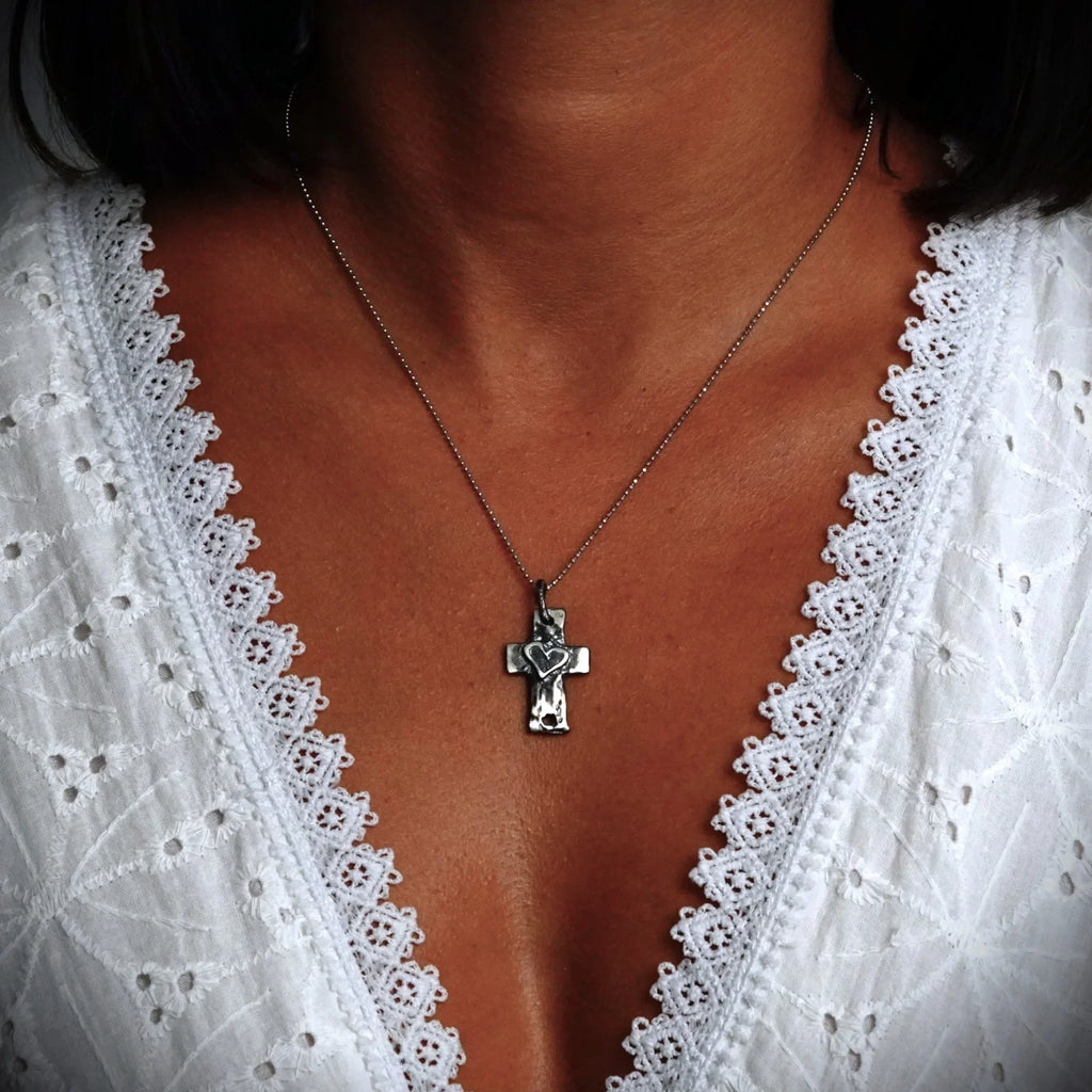 Pandantiv „Cruce cu inimă” din argint 925 – talisman boho al credinței și al iubirii, bijuterie sculpturală și cadou pentru mamă, fiică sau prietenă | Art Diva