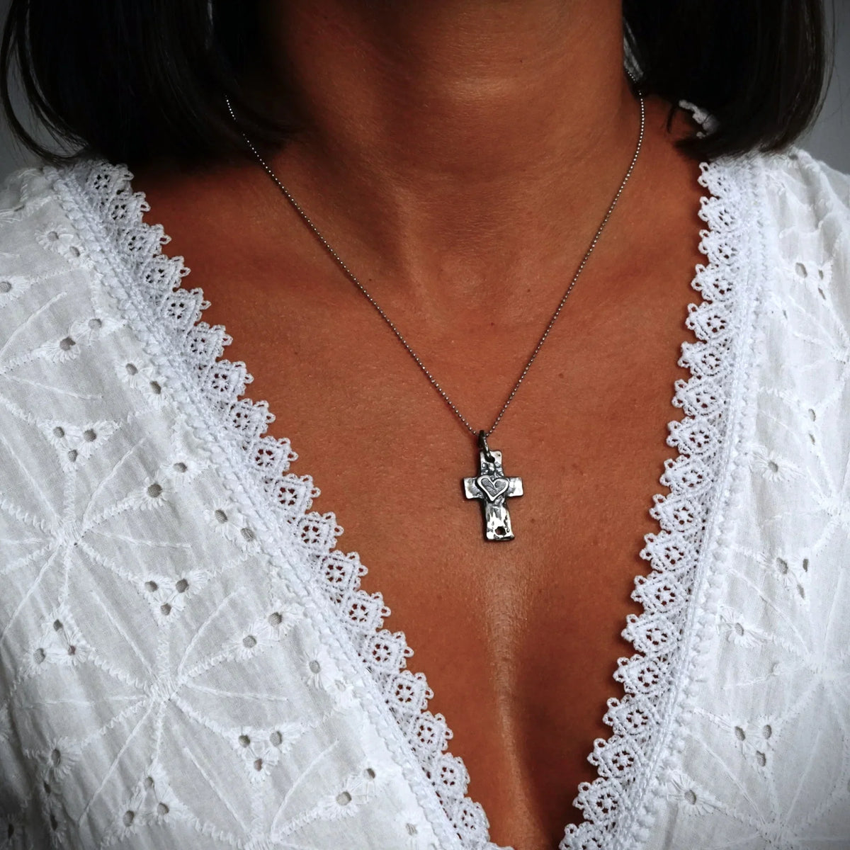Pandantiv „Cruce cu inimă” din argint 925 – talisman boho al credinței și al iubirii, bijuterie sculpturală și cadou pentru mamă, fiică sau prietenă | Art Diva
