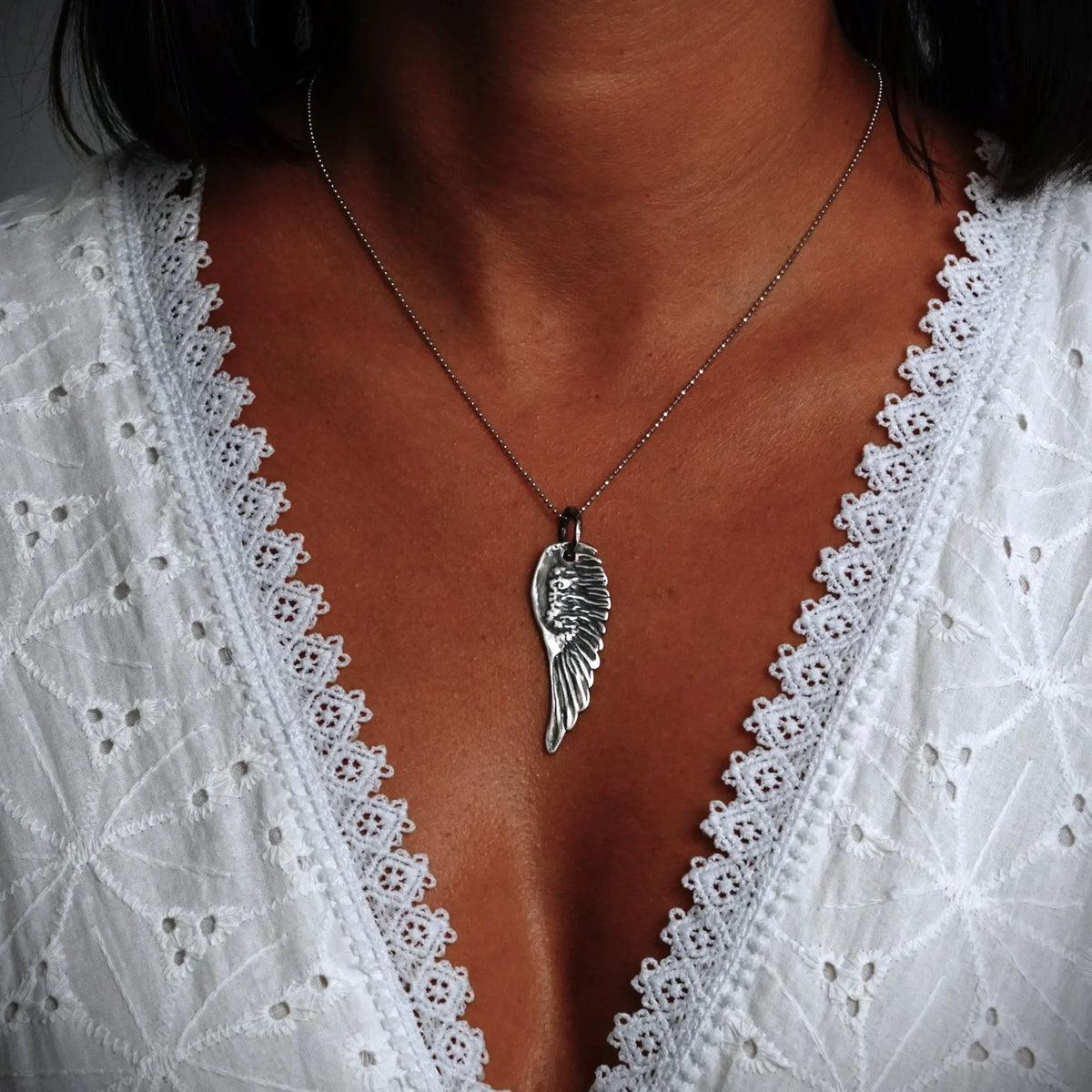 Pandantiv Aripă de Înger din argint 925 – talisman de protecție, bijuterie sculpturală handmade în stil boho, cadou pentru mamă, fiică sau prietenă | Art Diva