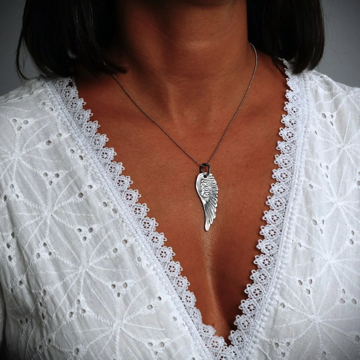 Pandantiv Aripă de Înger din argint 925 – talisman de protecție, bijuterie sculpturală handmade în stil boho, cadou pentru mamă, fiică sau prietenă | Art Diva