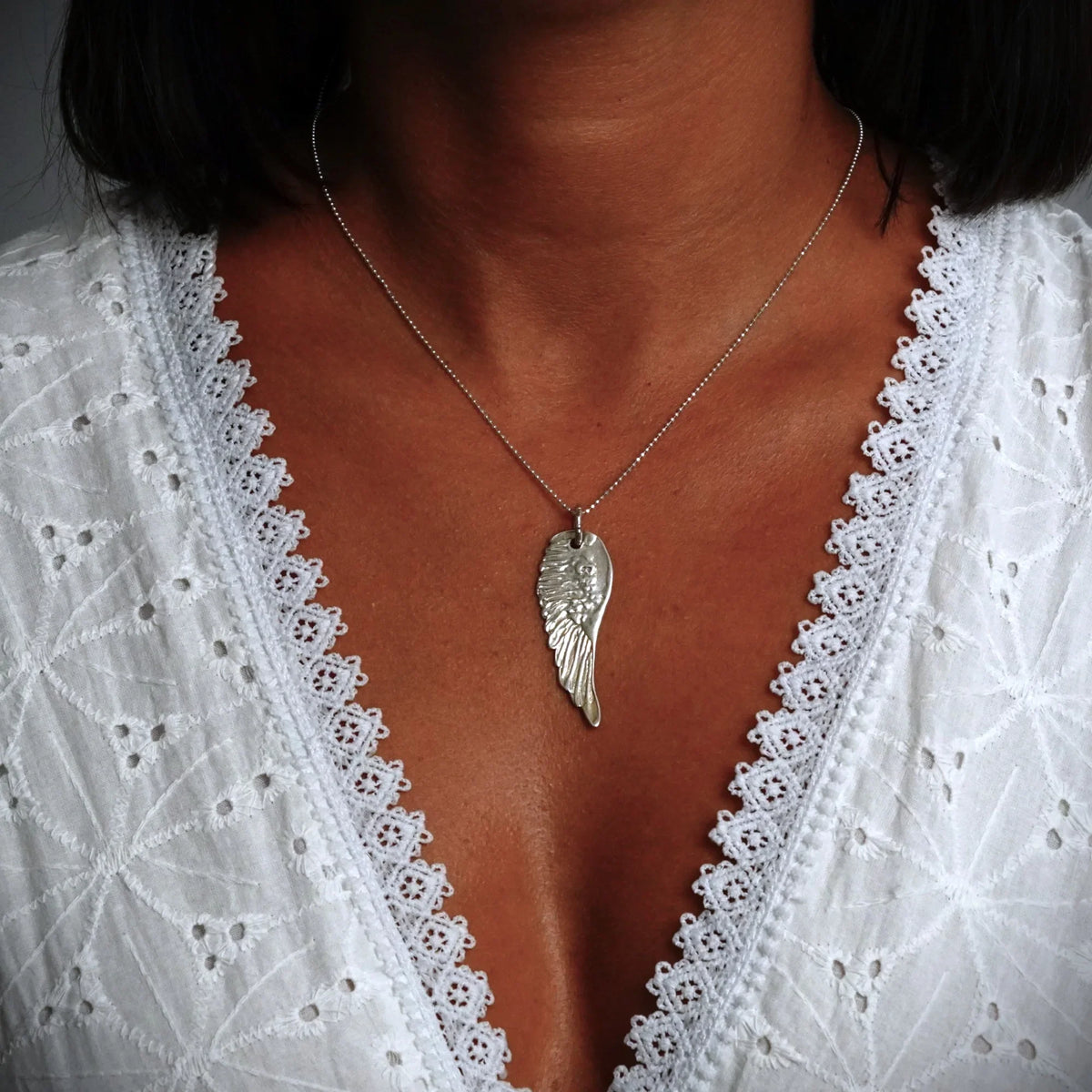 Pandantiv Aripă de înger din argint 925 – bijuterie sculpturală realizată manual în stil boho și rustic, talisman pentru protecție și forță spirituală | Art Diva