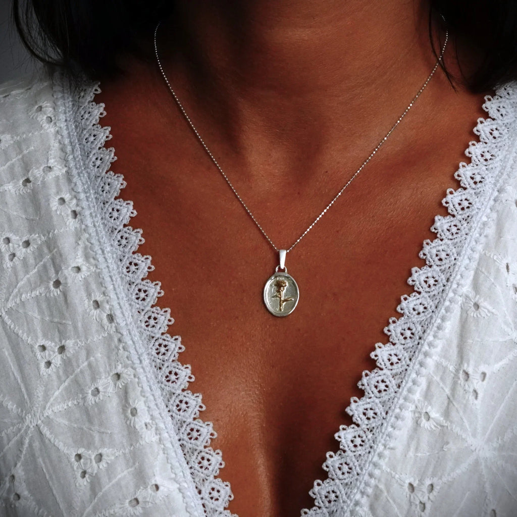 Pandantiv Trandafir „Memento Vivere” din argint 925 cu accente aurii – bijuterie artistică realizată manual și talisman | Art Diva