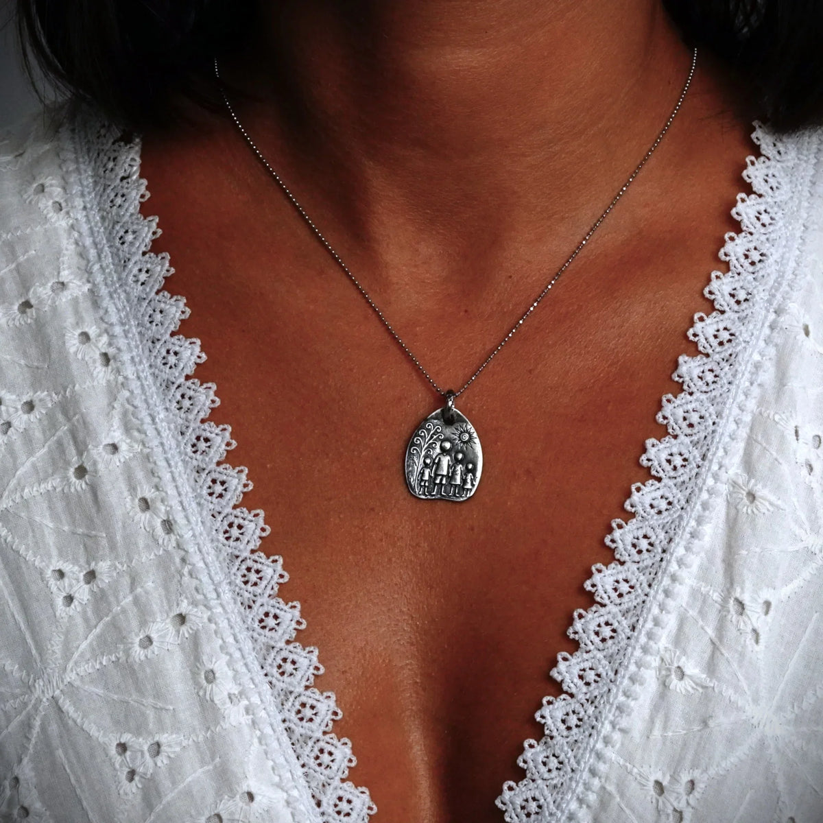 Pandantiv „Familie” din argint 925 – talisman realizat manual pentru iubire și protecție, bijuterie sculpturală în stil boho-rustic | Art Diva
