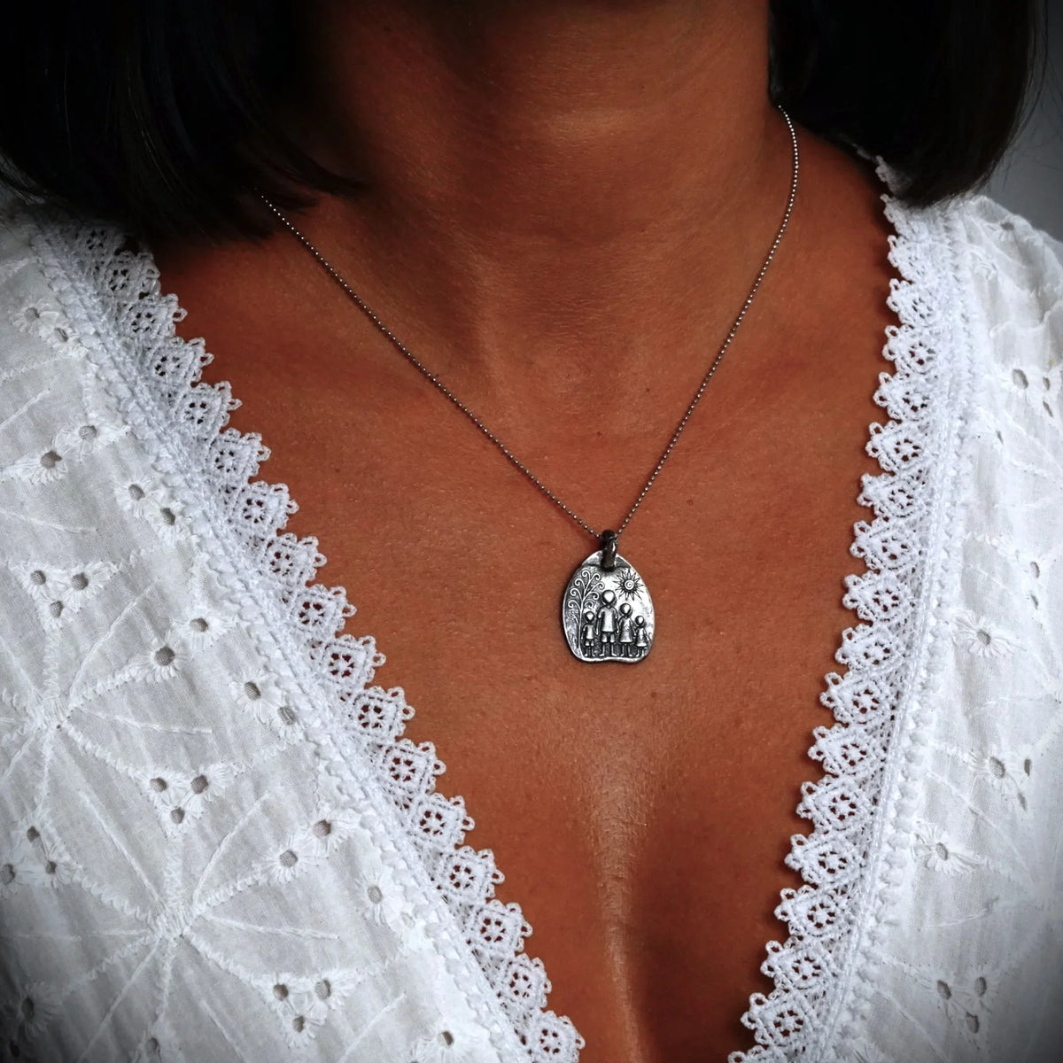 Pandantiv „Familie” din argint 925 – talisman realizat manual pentru iubire și protecție, bijuterie sculpturală în stil boho-rustic | Art Diva