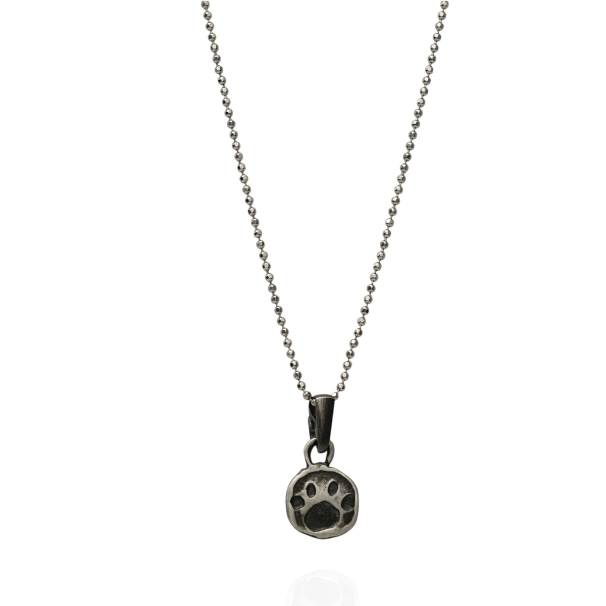 Pandantiv „Lăbuță” din argint 925 – talisman boho pentru iubirea de animale, bijuterie sculpturală și cadou pentru iubitorii de câini sau pisici | Art Diva