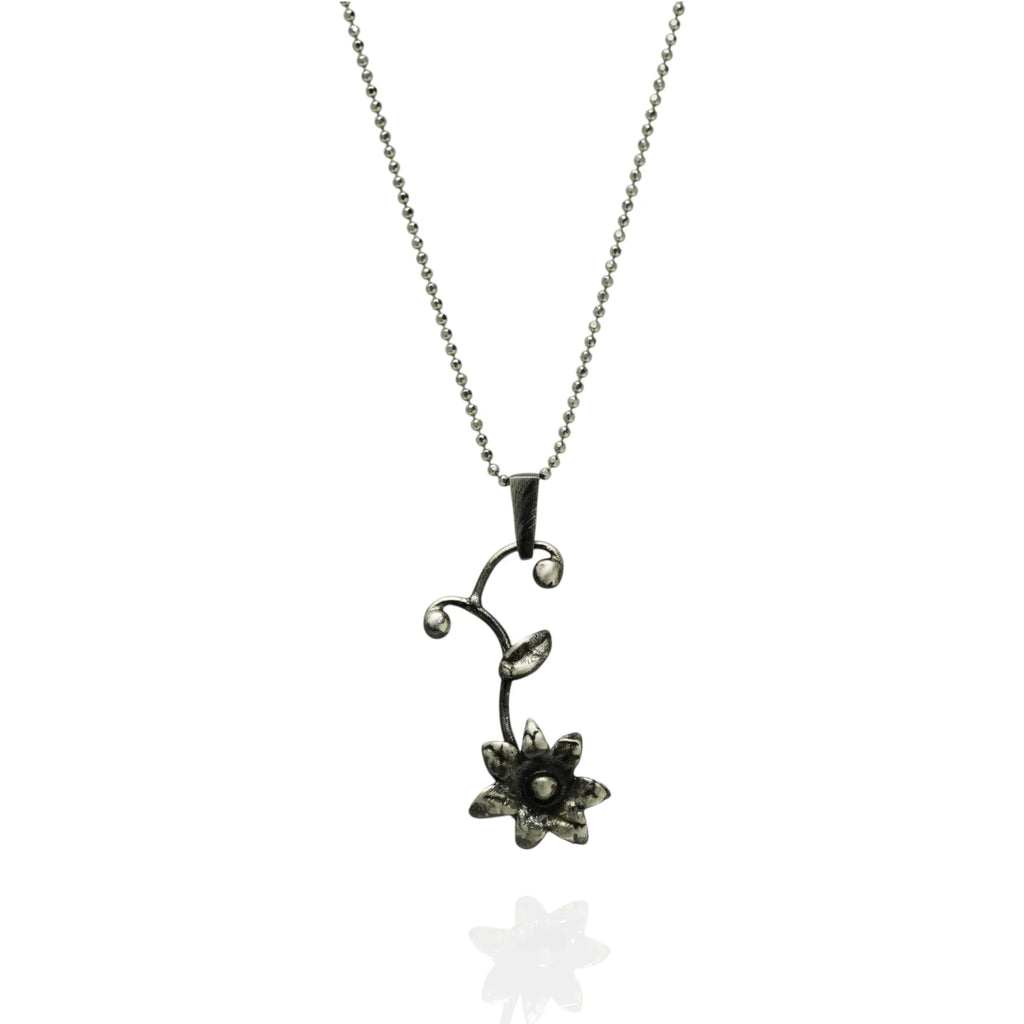 Pandantiv „Floare Sălbatică” din argint 925 – talisman pentru forță interioară și nou început, bijuterie sculpturală în stil boho-rustic | Art Diva