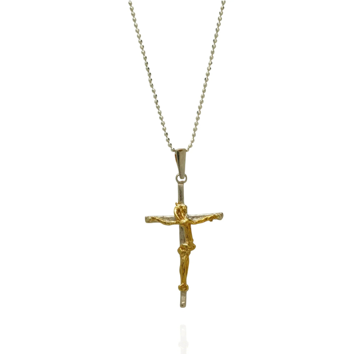 Pandantiv crucifix din argint 925 cu figura lui Hristos lucrată artistic și accente aurii – simbol handmade al credinței și al protecției în stil boho și rustic | Art Diva