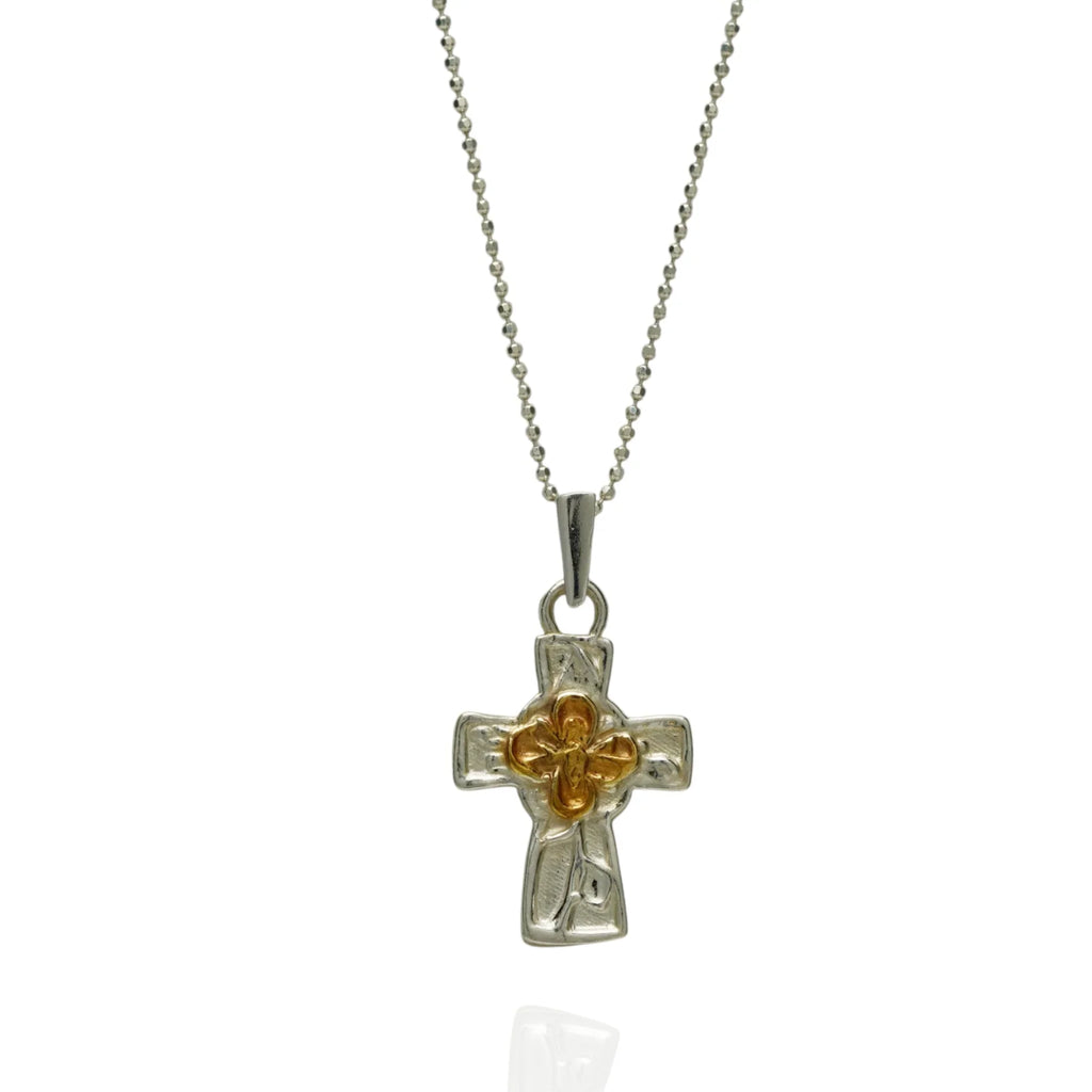 Pandantiv „Cruce cu floare” din argint 925 cu accente aurii – simbol al credinței, forței spirituale, păcii interioare și protecției, bijuterie sculpturală în stil boho și rustic | Art Diva