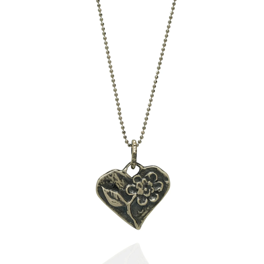 Pandantiv Inimă cu Floare din argint 925 – talisman al iubirii realizat manual, bijuterie sculpturală în stil boho, cadou ideal pentru mamă, fiică sau prietenă | Art Diva