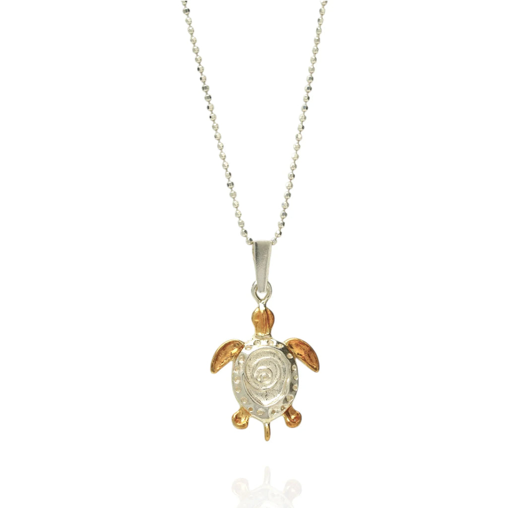 Pandantiv „Broască țestoasă” handmade din argint 925 cu accente aurii – talisman pentru liniște, reziliență și longevitate, bijuterie sculpturală în stil boho și rustic | Art Diva
