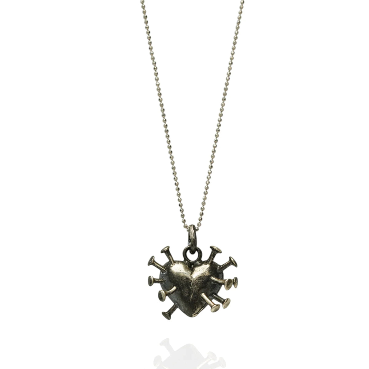 Pandantiv „Inimă cu cuie” din argint 925 – simbol al durerii, forței și iubirii trăite, bijuterie sculpturală în stil boho și rustic | Art Diva