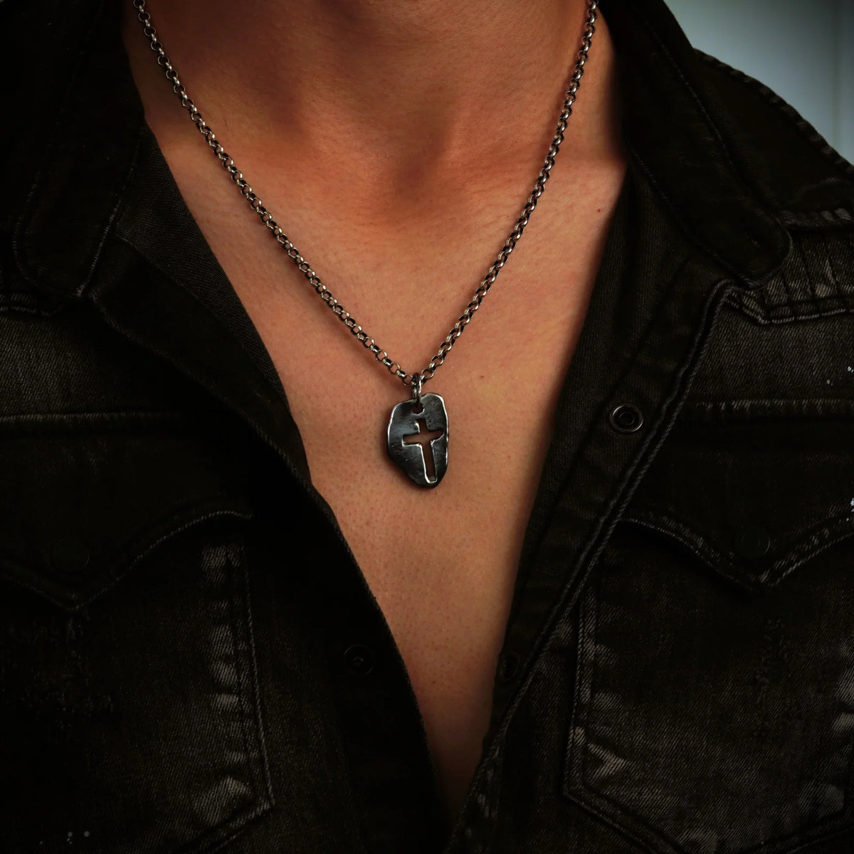 Pandantiv „Cruce masivă” oxidat pentru bărbați din argint 925 – talisman pentru forță și protecție spirituală, bijuterie în stil boho și rustic | Art Diva