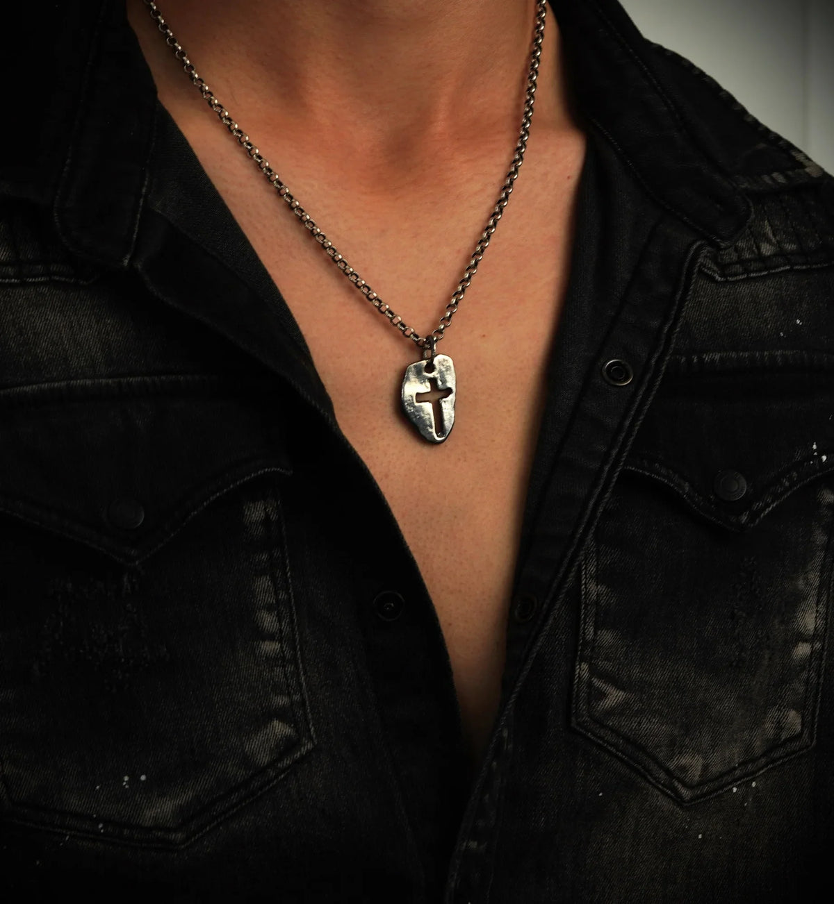 Pandantiv „Cruce masivă” oxidat pentru bărbați din argint 925 – talisman pentru forță și protecție spirituală, bijuterie în stil boho și rustic | Art Diva
