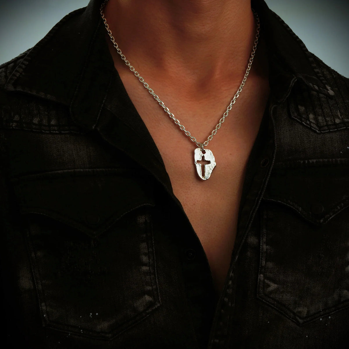 Pandantiv „Cruce masivă” pentru bărbați din argint 925, lustruit manual – talisman pentru forță, reziliență și protecție, bijuterie sculpturală în stil boho și rustic | Art Diva