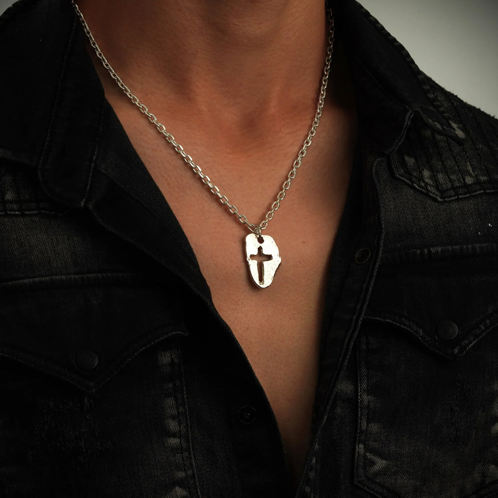 Pandantiv „Cruce masivă” pentru bărbați din argint 925, lustruit manual – talisman pentru forță, reziliență și protecție, bijuterie sculpturală în stil boho și rustic | Art Diva