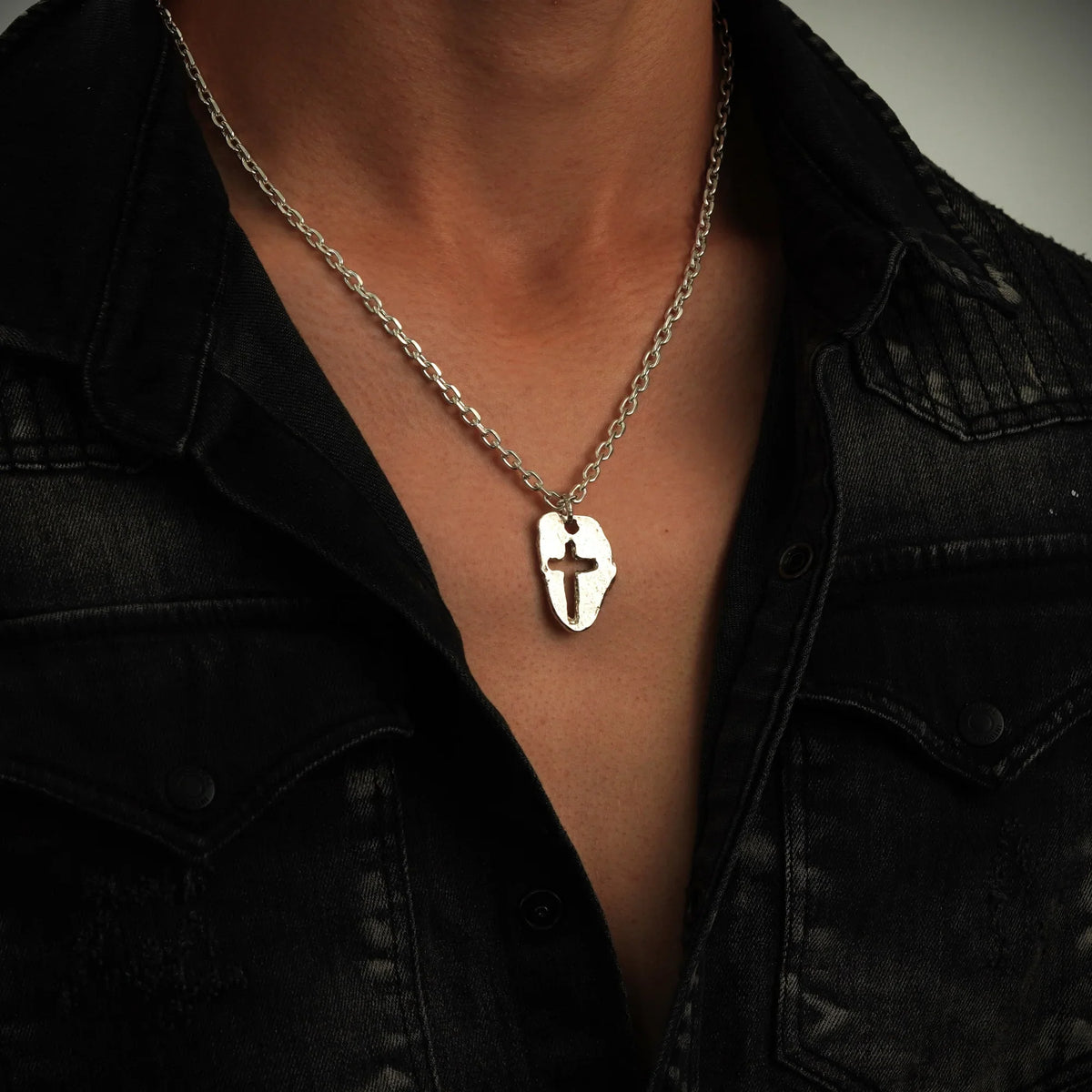 Pandantiv „Cruce masivă” pentru bărbați din argint 925, lustruit manual – talisman pentru forță, reziliență și protecție, bijuterie sculpturală în stil boho și rustic | Art Diva