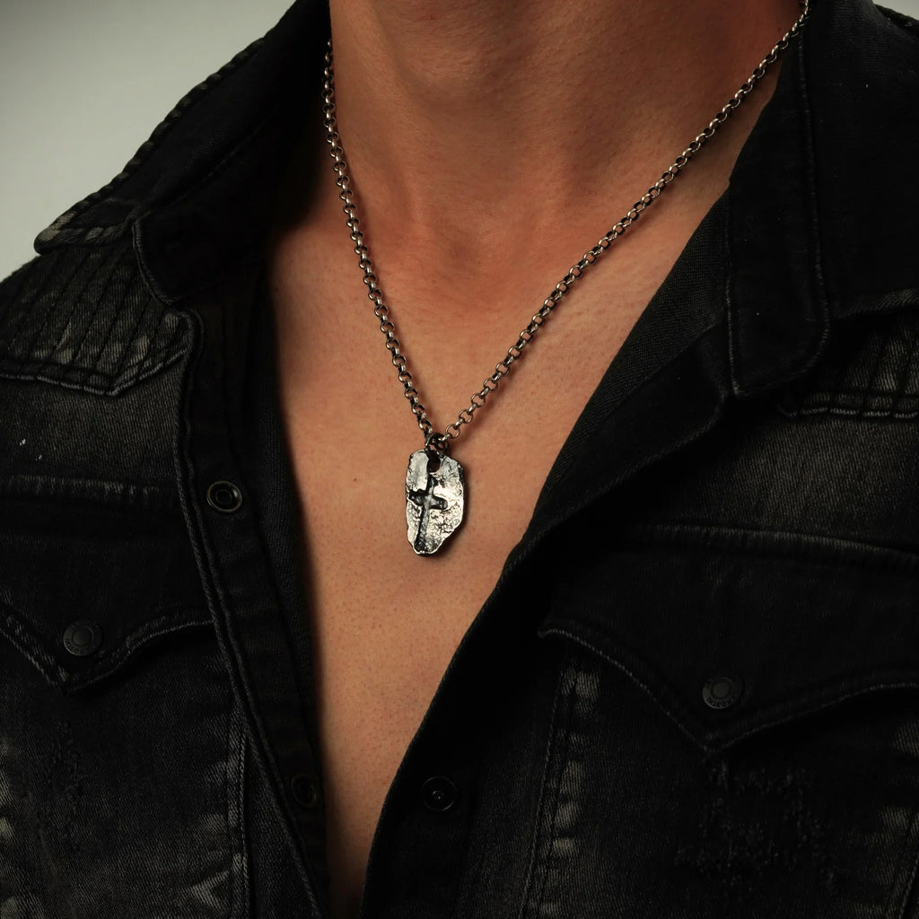 Pandantiv „Cruce masivă” oxidat pentru bărbați din argint 925 – talisman pentru forță și protecție spirituală, bijuterie în stil boho și rustic | Art Diva