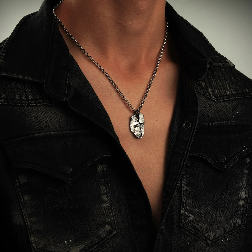 Pandantiv „Cruce masivă” oxidat pentru bărbați din argint 925 – talisman pentru forță și protecție spirituală, bijuterie în stil boho și rustic | Art Diva