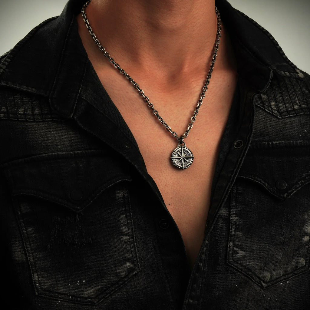 Pandantiv „Busolă” din argint 925 – talisman pentru orientare, protecție și forță interioară, bijuterie sculpturală în stil boho rustic | Art Diva