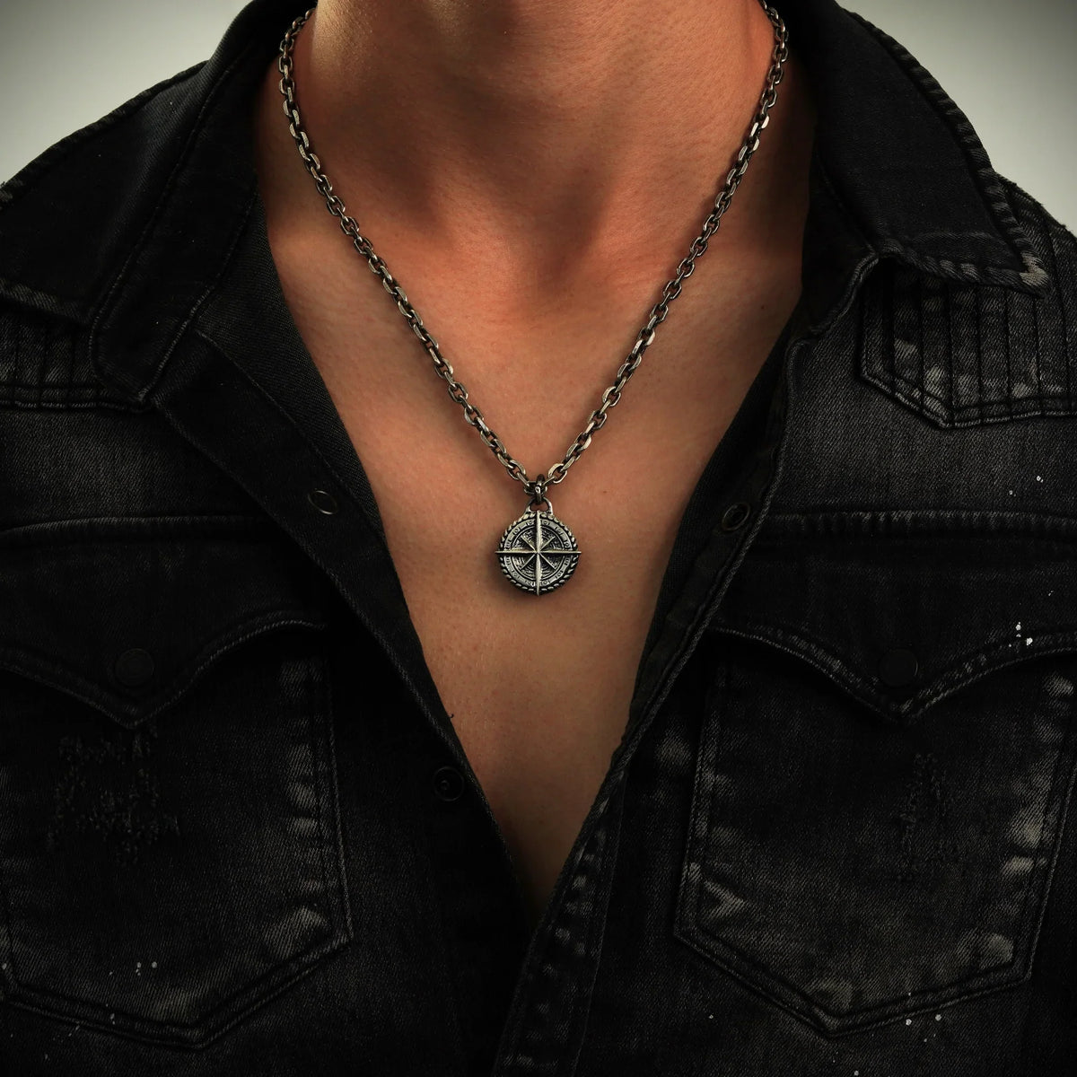 Pandantiv „Busolă” din argint 925 – talisman pentru orientare, protecție și forță interioară, bijuterie sculpturală în stil boho rustic | Art Diva