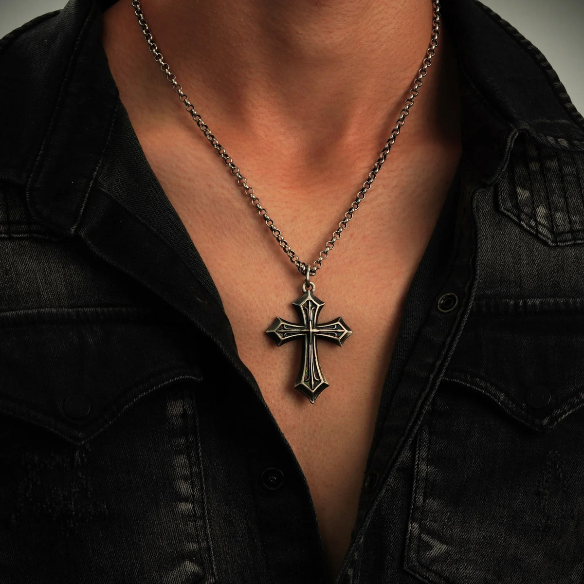 Pandantiv „Crucea credinței” pentru bărbați din argint 925 – mare și masiv, simbol al forței spirituale și al protecției | Art Diva