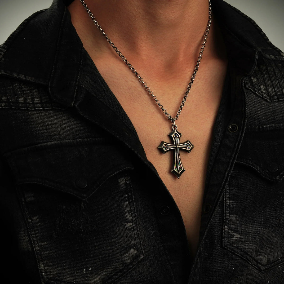 Pandantiv „Crucea credinței” pentru bărbați din argint 925 – mare și masiv, simbol al forței spirituale și al protecției | Art Diva