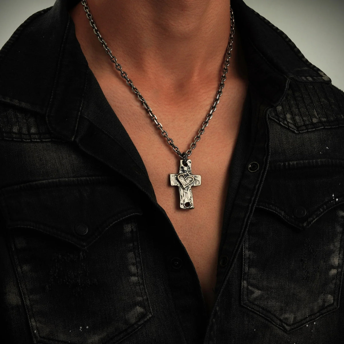 Pandantiv „Cruce mare și masivă pentru bărbați cu inimă” din argint 925 – talisman pentru forță, credință și protecție | Bijuterie boho, rustică și sculpturală | Art Diva