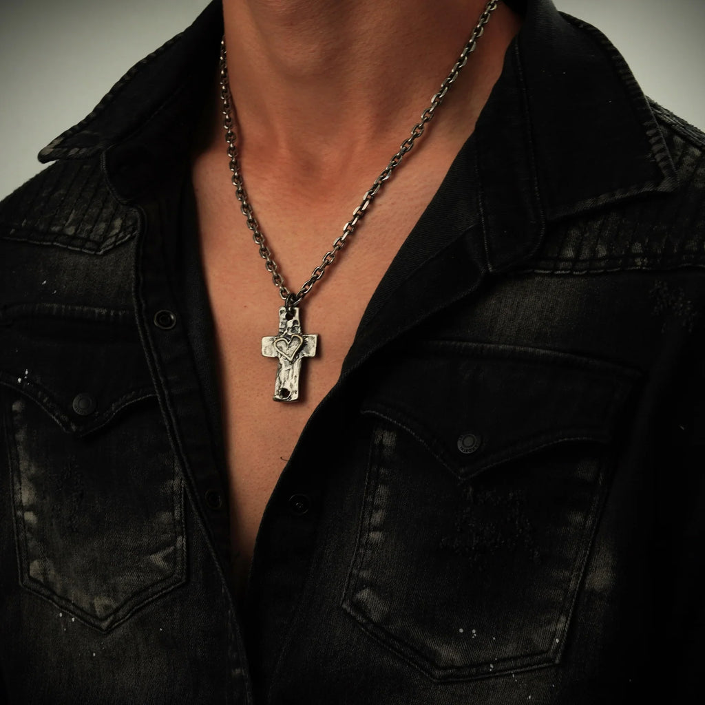 Pandantiv „Cruce mare și masivă pentru bărbați cu inimă” din argint 925 – talisman pentru forță, credință și protecție | Bijuterie boho, rustică și sculpturală | Art Diva